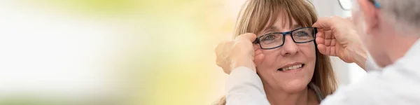 Mujer Madura Probando Nuevas Gafas Tienda Óptica —  Fotos de Stock