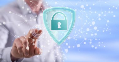 Adam dokunmatik ekranda parmak ile veri güvenliği kavramına dokunuyor.