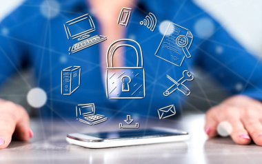 Arka planda bir kadının el arasında veri koruma kavramı ile Smartphone