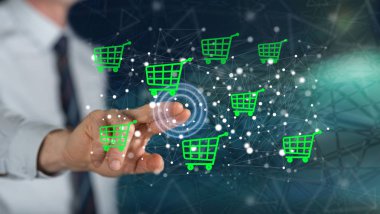 Adam dokunmatik ekranda bir e-ticaret konseptine parmağıyla dokunuyor.