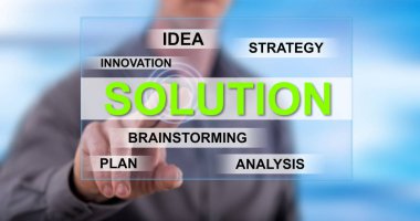 Dokunmatik ekranda çözelti konseptine parmağıyla dokunan adam.