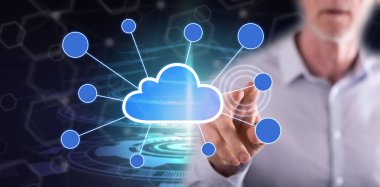 Bir adam dokunmatik ekranda bir bulut ağına parmağıyla dokunuyor