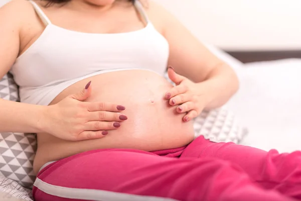 Těhotná Žena Používání Krému Proti Striím Břiše — Stock fotografie