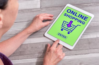 Tablet gösteren online alışveriş kavramı kullanan kadın