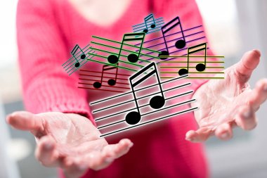 Arka planda bir kadının elleri yukarıda müzik konsepti