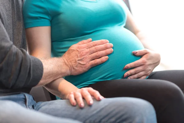 Para Trzymając Się Ręce Brzuchu Ciąży — Zdjęcie stockowe