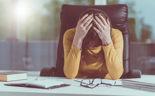 Verzweifelte Geschäftsfrau Mit Kopf Den Händen Schreibtisch Sitzend Lichteffekt — Stockfoto