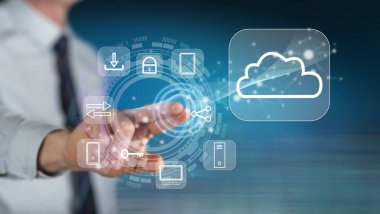 Adam dokunmatik ekranda bulut hesaplama konseptine parmağıyla dokunuyor.