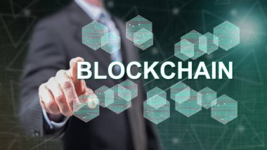 Dokunmatik ekranda parmaklarıyla zincire dokunan bir adam.