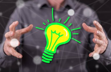 Arka planda bir adamın elleri arasındaki yeşil enerji kavramı