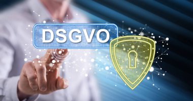Gdpr kavramı (Almanca bir metnin dsgvo) onun parmak dokunmatik ekranlı cep bilgisayarlarda dokunmadan adam