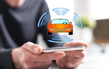 Adamın bir smartphone akıllı araç konsepti ile tutan eller