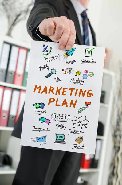 Wyświetlone Papier Plan Koncepcji Marketingowej Posiadaniu Biznesmen — Zdjęcie stockowe