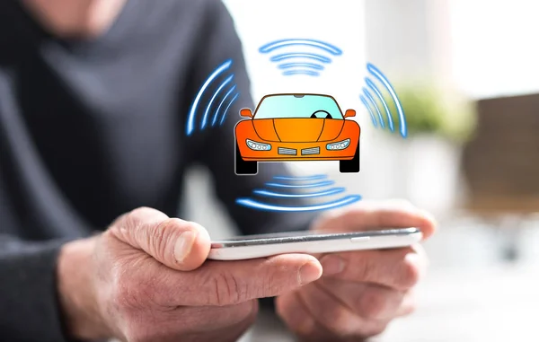 Hände Eines Mannes Der Ein Smartphone Mit Smart Car Konzept — Stockfoto