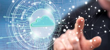 Adam dokunmatik ekranda bulut hesaplama sistemine parmağıyla dokunuyor.