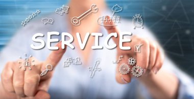 Kadın dokunmatik ekranda bir servis konseptine parmaklarıyla dokunuyor.