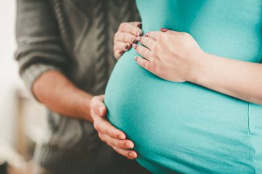 hamile karnına elele Çift