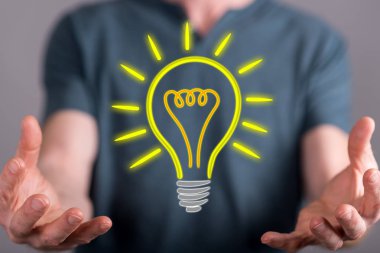 Arka plandaki bir adamın elleri arasındaki parlak fikir.