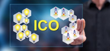 Adam bir ICO kavramı bir dokunmatik ekranda parmaklarıyla dokunarak