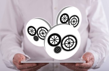 Arka planda bir adam tarafından düzenlenen bir tablet üzerinde ekip çalışması kavramı