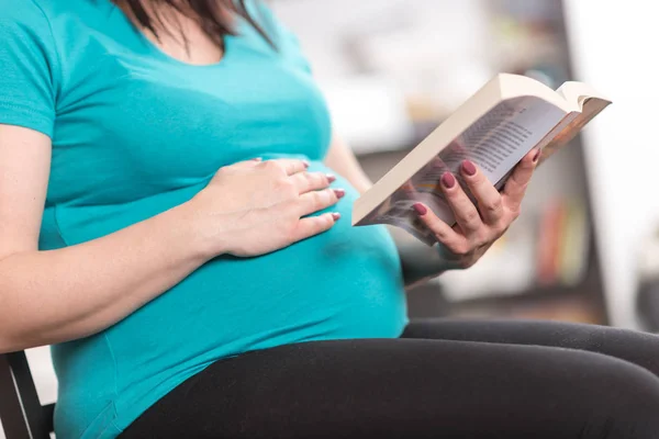 妊婦は家で本を読んで — ストック写真