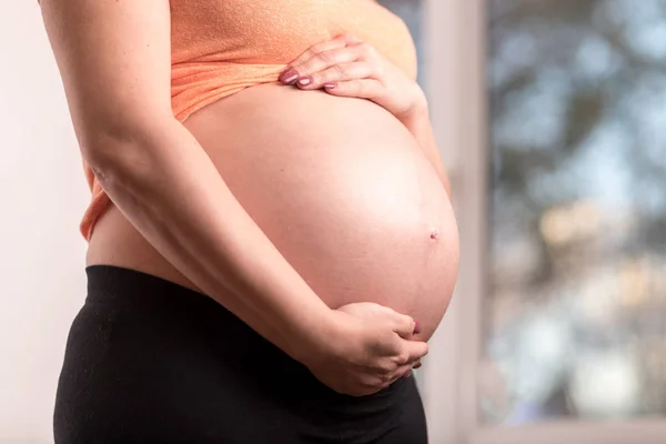 Těhotná Žena Drží Ruce Břiše — Stock fotografie