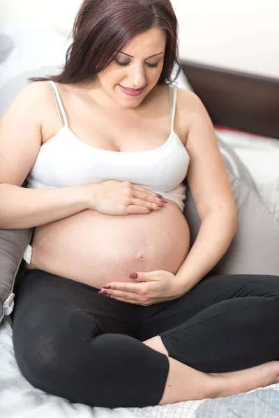 Mujer Embarazada Cogida Mano Sobre Vientre —  Fotos de Stock