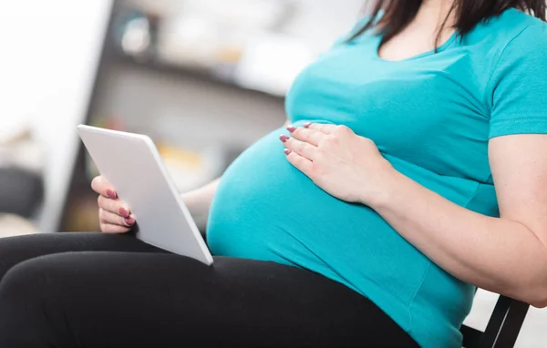 Έγκυος Γυναίκα Χρησιμοποιώντας Ψηφιακή Δισκίο Στο Σπίτι — Φωτογραφία Αρχείου