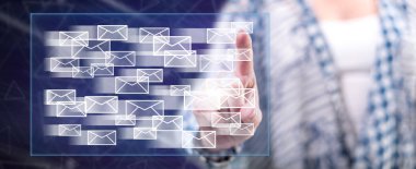 Bir e-posta kavramı onun parmak dokunmatik ekranlı cep bilgisayarlarda dokunmadan kadın