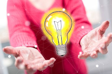 Arka planda bir kadının elleri yukarıda yenilik düşünce kavramı