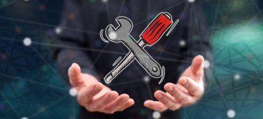 Bakım hizmet anlayışı içinde geçmiş bir adamın elleri yukarıda