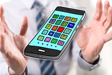 Arka plandaki bir adamın elleri arasındaki kavramı uygular