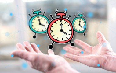 Zaman kavramı bir adamın elleri yukarıda