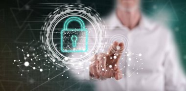 Adam dokunmatik ekranda dijital güvenlik kavramına parmağıyla dokunuyor.