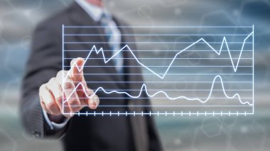 Adam iş listeleri bir dokunmatik ekran parmaklarıyla dokunarak