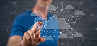 Bir adam dokunmatik ekranda bulut ağı konseptine parmağıyla dokunuyor.