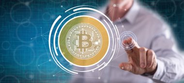 Bir adam dokunmatik ekranda bitcoin para kavramına parmağıyla dokunuyor