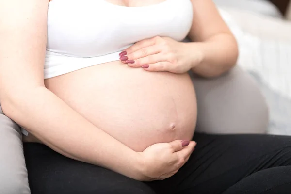Těhotná Žena Drží Ruce Břiše — Stock fotografie