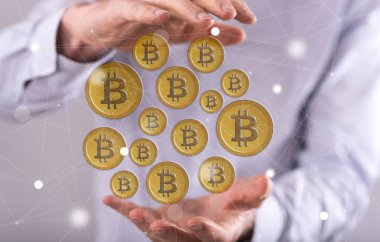 Bitcoin para birimi kavramı içinde geçmiş bir adamın elleri arasında