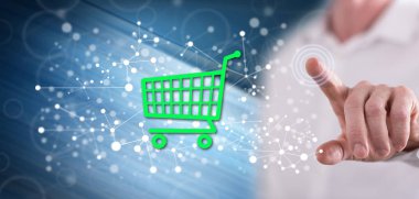 Adam dokunmatik ekranda bir e-ticaret konseptine parmağıyla dokunuyor.