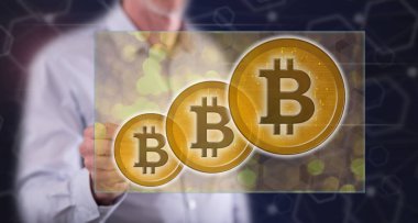 Adam bir bitcoin para birimi kavramı bir dokunmatik ekran üzerinde kalemle dokunma