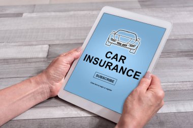 Bir tablet araba sigorta kavramı ile tutan eller