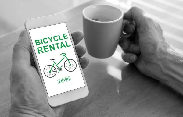 Bisiklet Kiralama Kavramı Bir Fincan Kahve Ile Bir Smartphone Holding — Stok fotoğraf