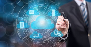 Dokunmatik ekranda bulut hesaplama kavramına bir stil kalemiyle dokunan adam