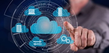 Adam dokunmatik ekranda bulut hesaplama konseptine parmağıyla dokunuyor.