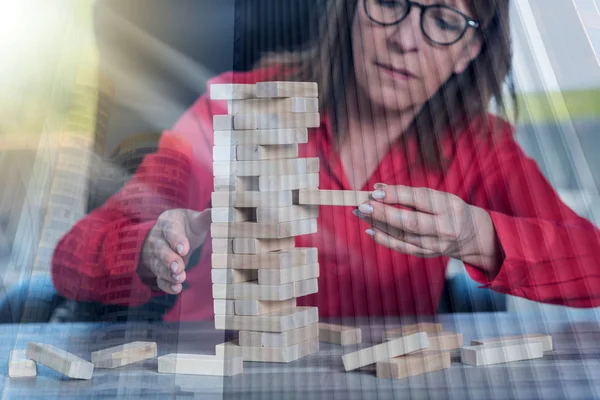 Concetto Rischio Aziendale Con Blocchi Domino Doppia Esposizione — Foto Stock