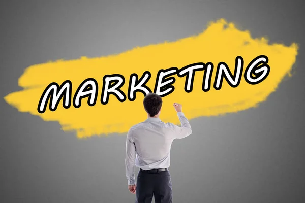 Mann Schreibt Das Wort Marketing Eine Graue Wand — Stockfoto