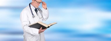 Doktor arka plan bulanık bir tıbbi kitap okuma