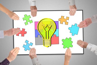 Elle tutulan bir tahtanın üzerinde fikir kavramı