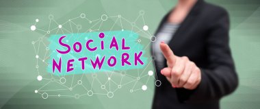 Kadın dokunmatik ekranda sosyal ağ konseptine parmağıyla dokunuyor.